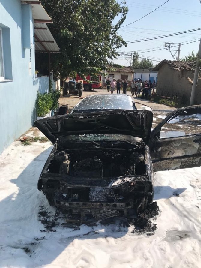 Park halindeyken yanan otomobil kullanılamaz hale geldi