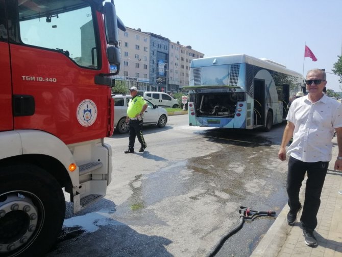 Seyir halinde yangın çıktı, şoför faciayı önledi