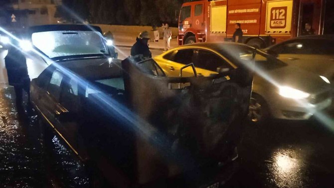 Seyir halindeki otomobil alev aldı