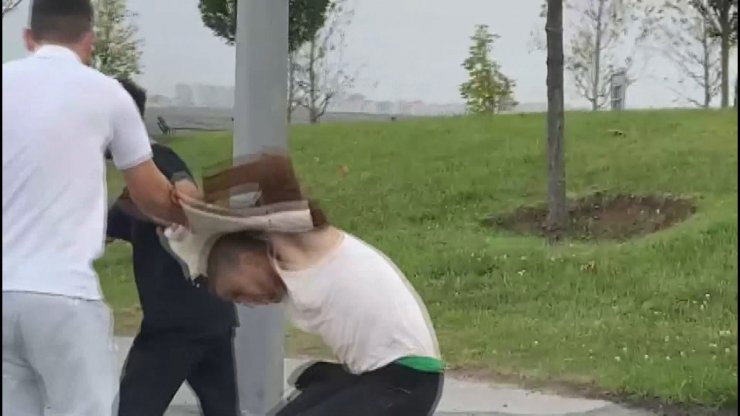 Taksi ücretini ödemeden kaçmaya çalışan yolcu montunu bıraktı