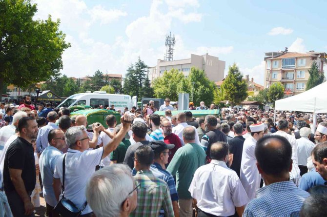 Trafik kazasında hayatını kaybedenler gözyaşları ve dualarla uğurlandı