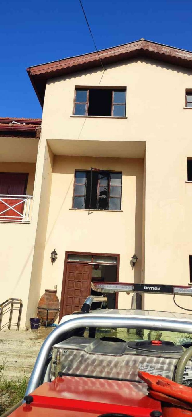 Villada çıkan yangın korkuttu