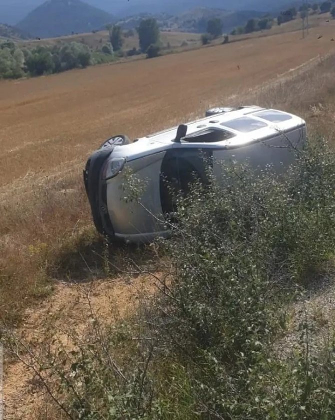 Yoldan çıkan hafif ticari araç şarampole devrildi: 3 yaralı