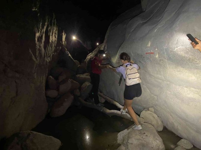 Yolunu kaybedip dağda mahsur kalan 3 turist  jandarma tarafından kurtarıldı