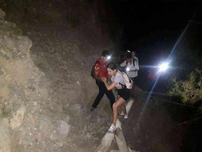 Yolunu kaybedip dağda mahsur kalan 3 turist  jandarma tarafından kurtarıldı
