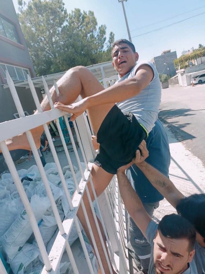 Bacağına korkuluk demiri saplandı