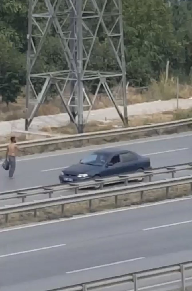 Çevre yolunda araçların arasında ölüme meydan okudu