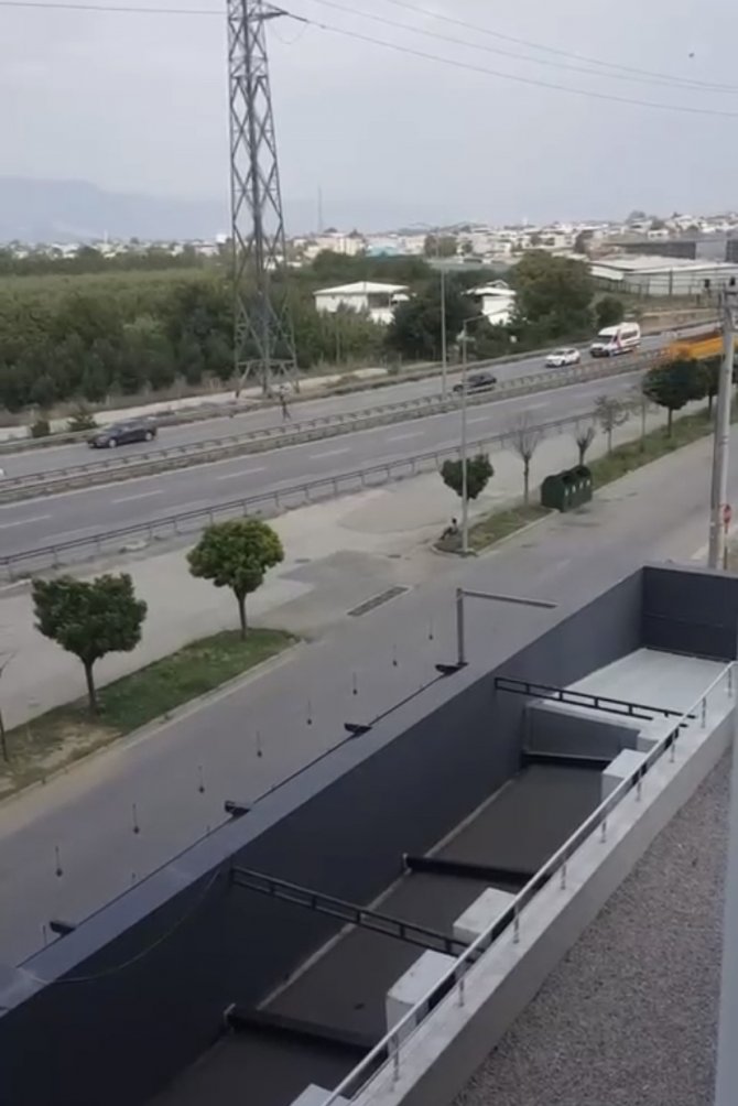 Çevre yolunda araçların arasında ölüme meydan okudu