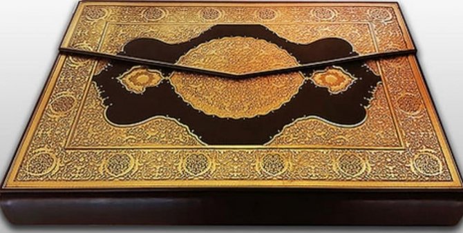 Erdoğan, açılışını yaptığı Kütahya Mehmetçik Camii’ne Kur’an-ı Kerim hediye etti