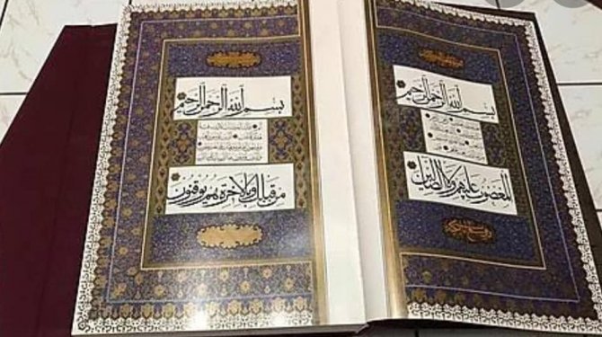 Erdoğan, açılışını yaptığı Kütahya Mehmetçik Camii’ne Kur’an-ı Kerim hediye etti