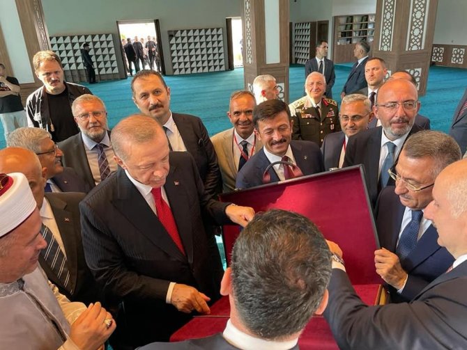 Erdoğan, açılışını yaptığı Kütahya Mehmetçik Camii’ne Kur’an-ı Kerim hediye etti