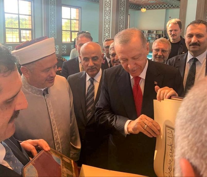 Erdoğan, açılışını yaptığı Kütahya Mehmetçik Camii’ne Kur’an-ı Kerim hediye etti