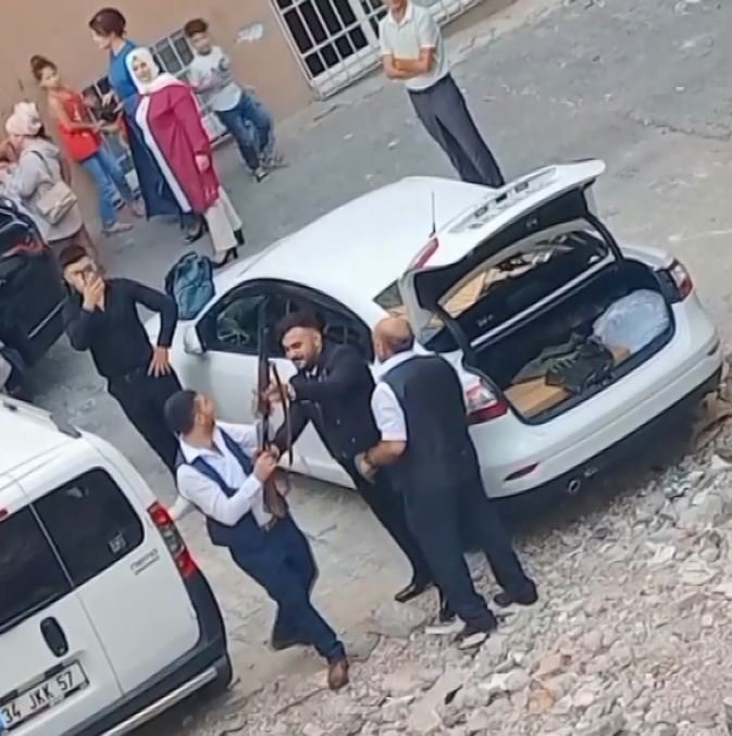 Gelin almaya geldiler çocukların önünde tüfekle havaya ateş ettiler