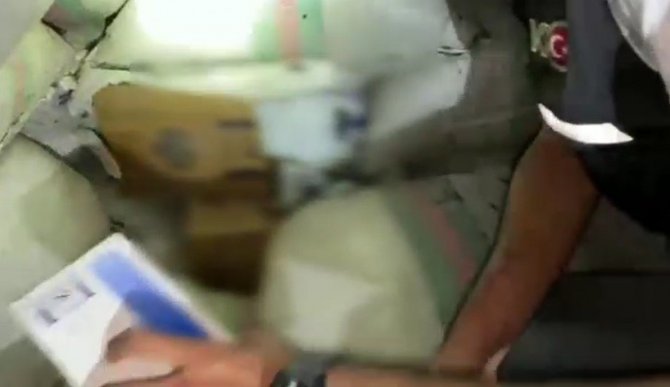 Gübre çuvallarının arasında ’kaçak sigara’ sevkiyatına polis darbesi
