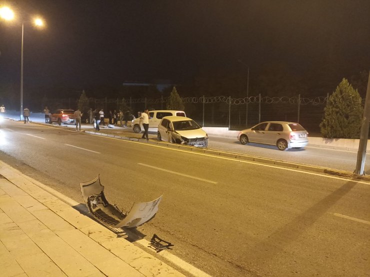 İki otomobil çarpıştı: 3 yaralı