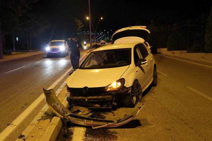 İki otomobil çarpıştı: 3 yaralı