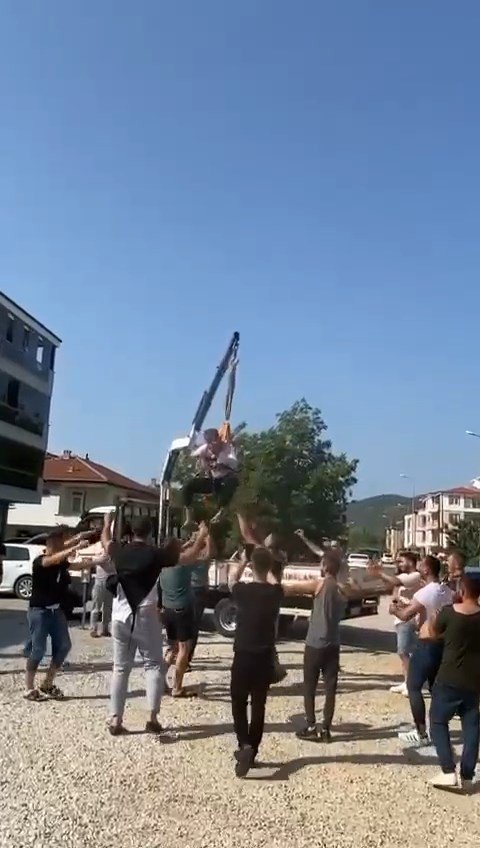 İlginç gelenek, damadı vinçte sallandırdılar