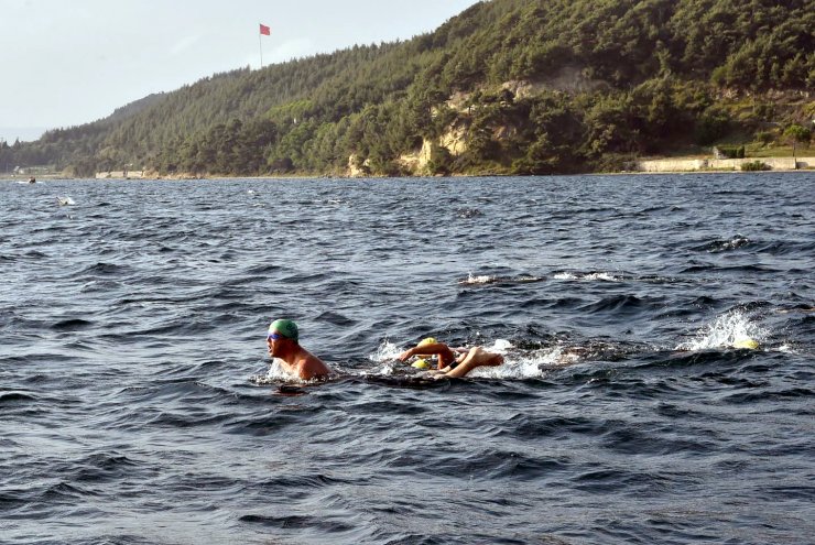 İstanbul’dan sonra Çanakkale Boğazı’nı da kolsuz yüzerek geçti