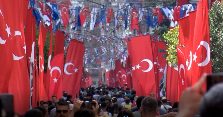İstiklal Caddesi Türk bayraklarıyla donatıldı
