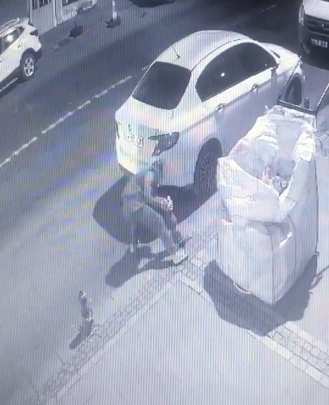 Kaldırımdaki demir dubayı söküp çekçek arabasıyla götürdü