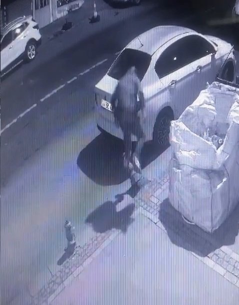 Kaldırımdaki demir dubayı söküp çekçek arabasıyla götürdü