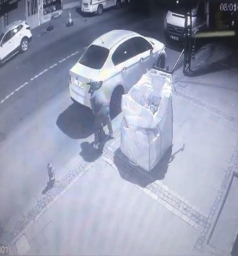 Kaldırımdaki demir dubayı söküp çekçek arabasıyla götürdü