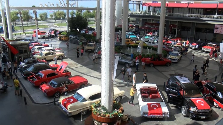 Klasik araçlardan Zafer Bayramı'na özel konvoy