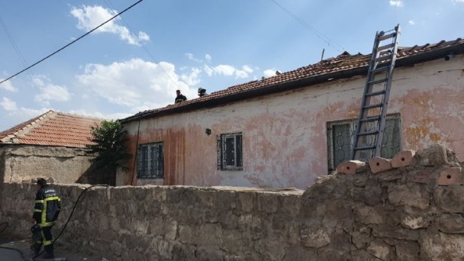 Kömürlükte çıkan yangın eve sıçramadan söndürüldü