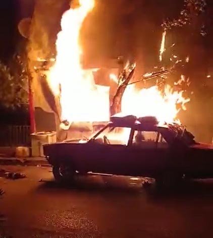 Konteynerde çıkan yangın park halindeki 2 otomobile sıçradı