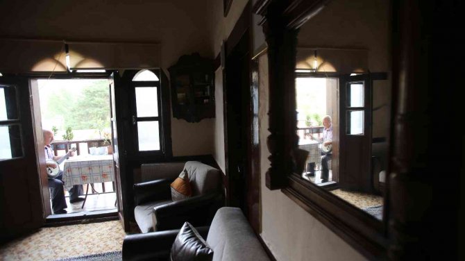 Müzisyen aile 88 yıllık konakta hayatlarını sürdürüyor