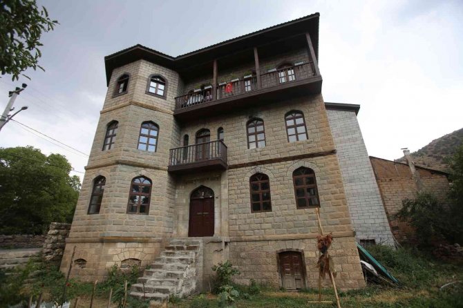 Müzisyen aile 88 yıllık konakta hayatlarını sürdürüyor