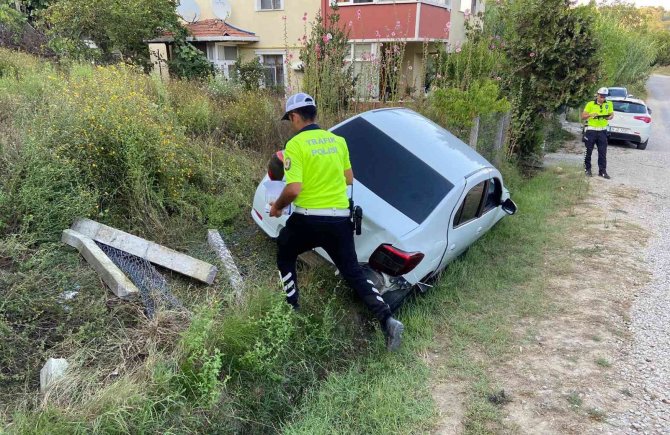 Otomobil şarampole düştü