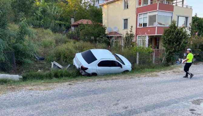 Otomobil şarampole düştü