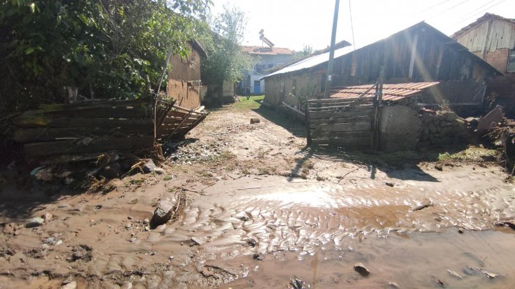 Sağanak nedeniyle 7 köyde, ev ve tarım arazileri zarar gördü