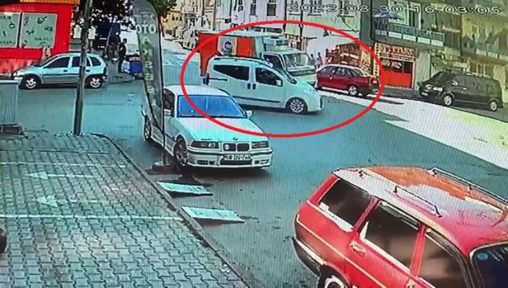 Sivas'ta 4 kişinin yaralandığı kaza kamerada