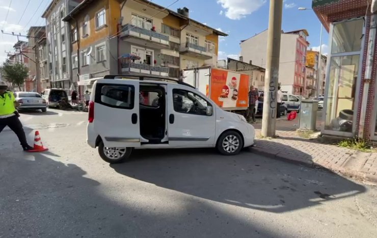Sivas'ta 4 kişinin yaralandığı kaza kamerada