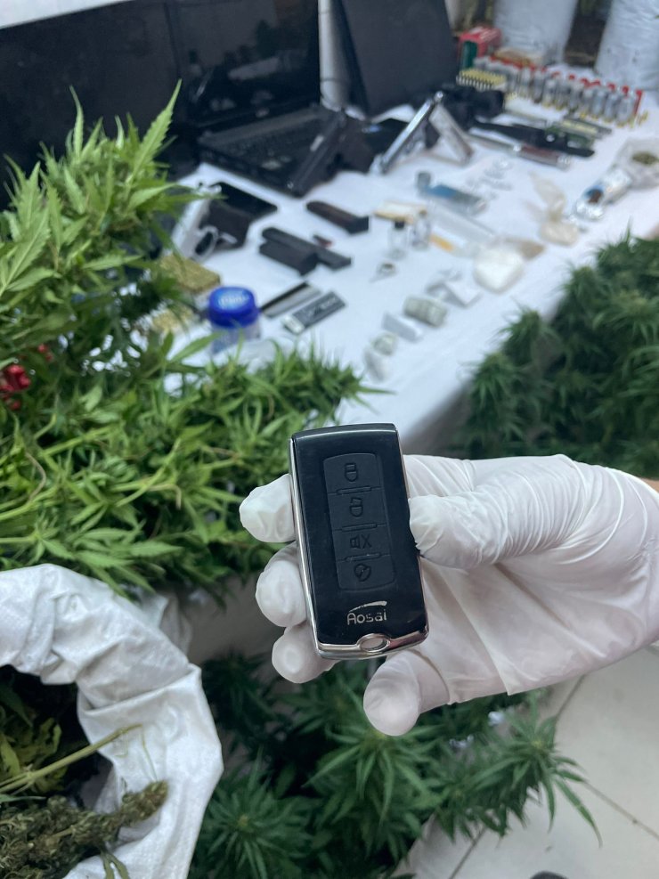 Uyuşturucu satıcısının evinden, araç anahtarı görünümlü terazi çıktı