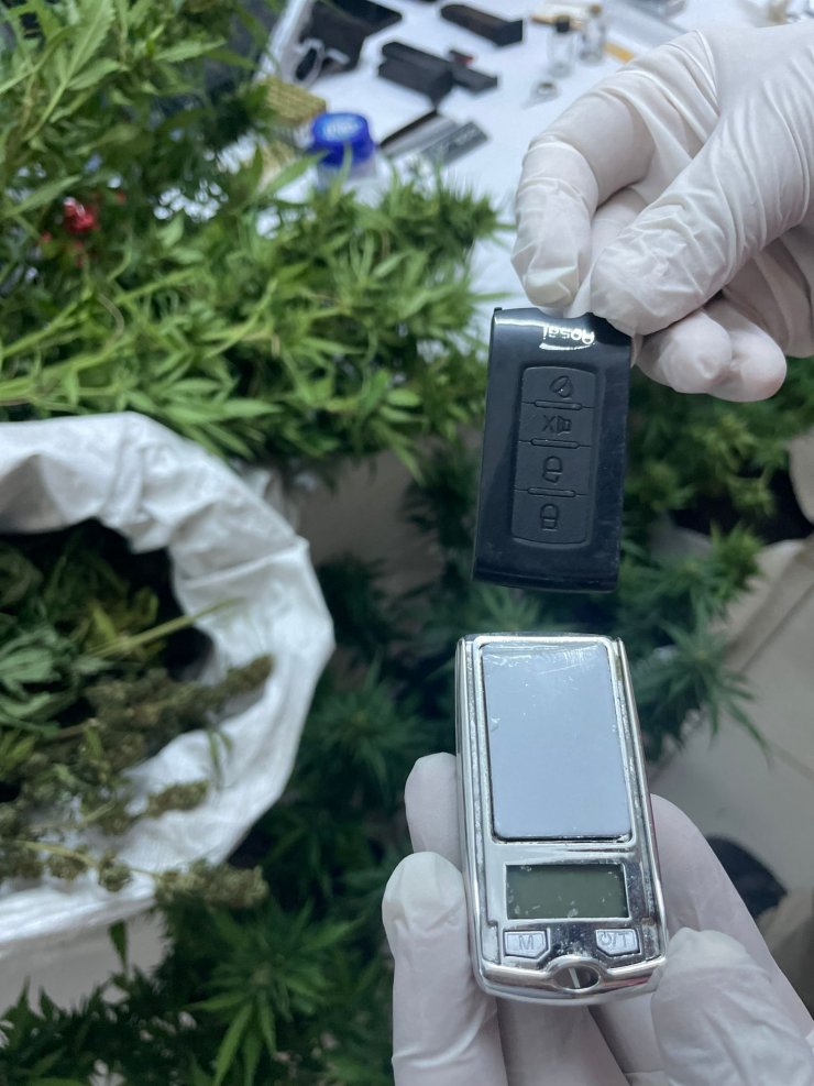 Uyuşturucu satıcısının evinden, araç anahtarı görünümlü terazi çıktı