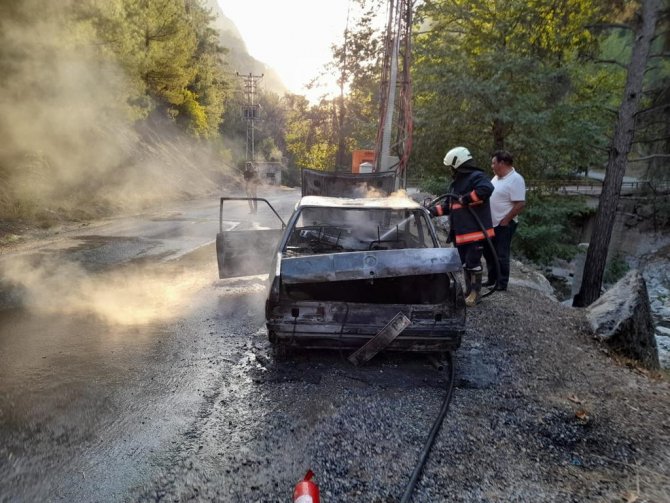 Yanan otomobil kullanılmaz hale geldi