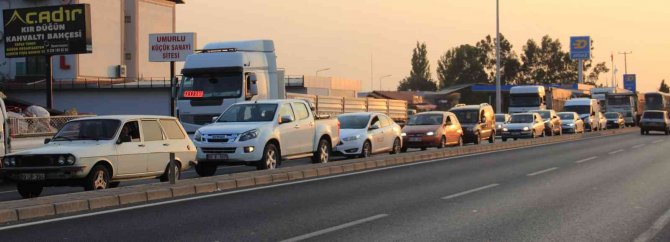 Yol tamiratı nedeniyle kilometrelerce araç kuyruğu oluştu