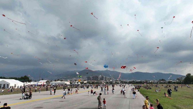 Zafer coşkusu göklere yansıdı