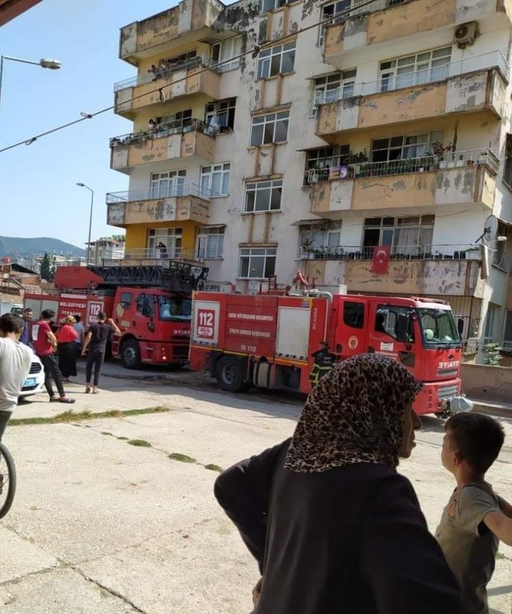 Alevlerin sardığı dairede mahsur kalan çocukları itfaiye kurtardı