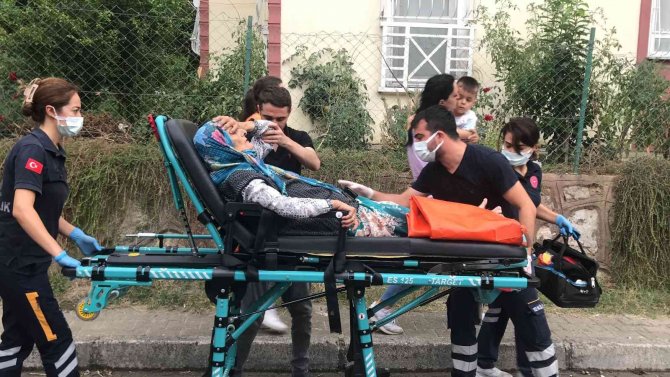 Buzdolabından yangın çıktı, mahsur kalanları itfaiye ekipleri camdan kurtardı