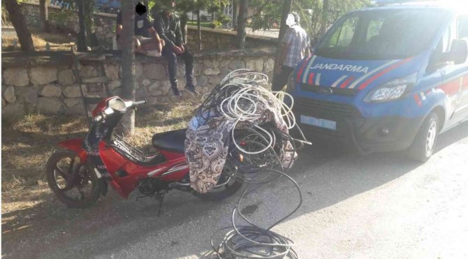 Çaldığı motosikletle kablo çaldı, sonrasında yakalandı