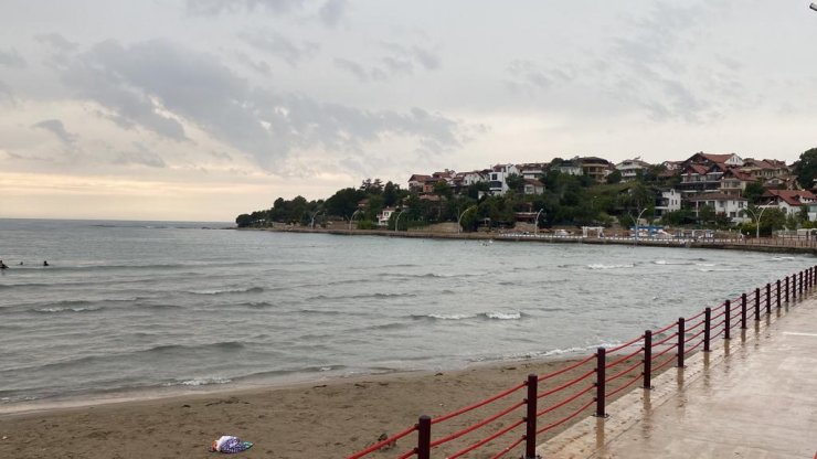 Denize giren 3 kişiden 1'i boğuldu