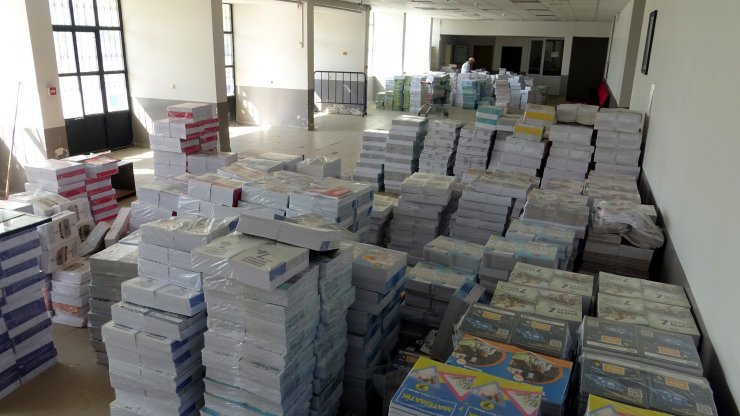 Ders kitapları sıralara konuldu
