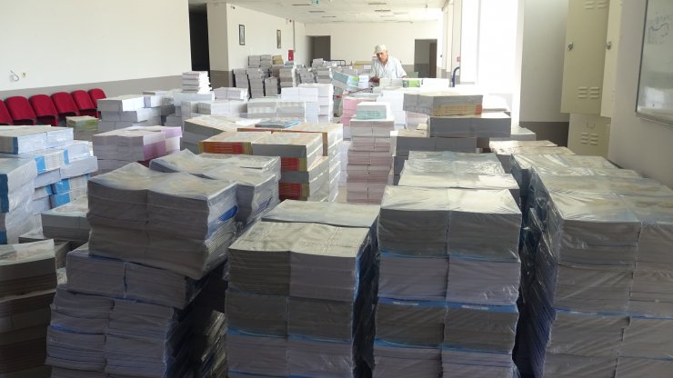 Ders kitapları sıralara konuldu