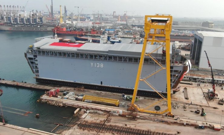 Dünyada tek olma özelliğine sahip, dev 'denizaltı havuzu suya indirildi