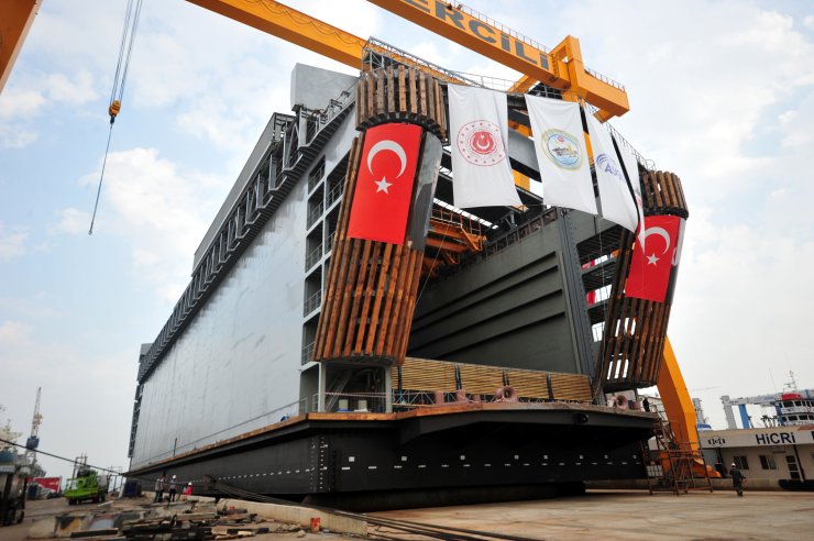 Dünyada tek olma özelliğine sahip, dev 'denizaltı havuzu suya indirildi