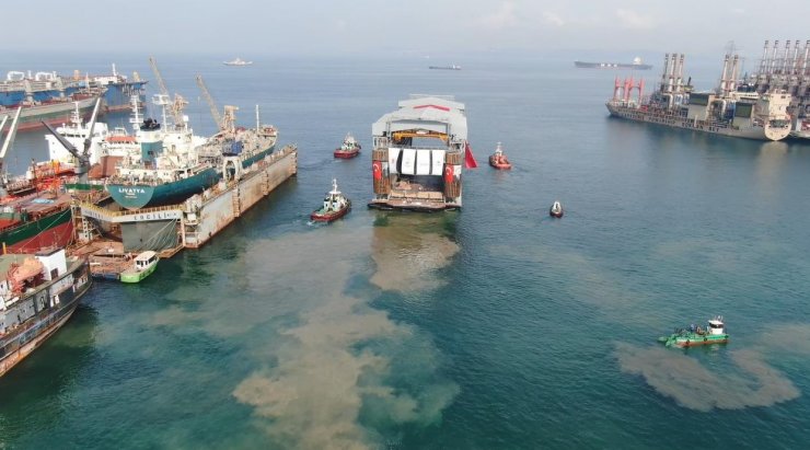 Dünyada tek olma özelliğine sahip, dev 'denizaltı havuzu suya indirildi